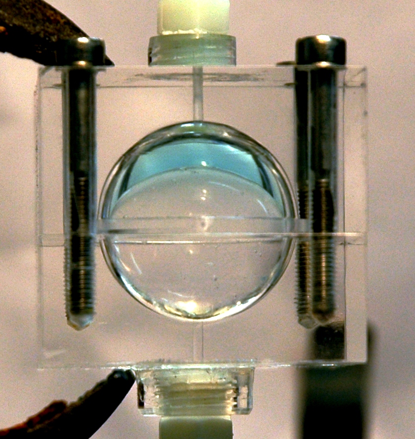 Heavy silicone oil in model eye chamber
